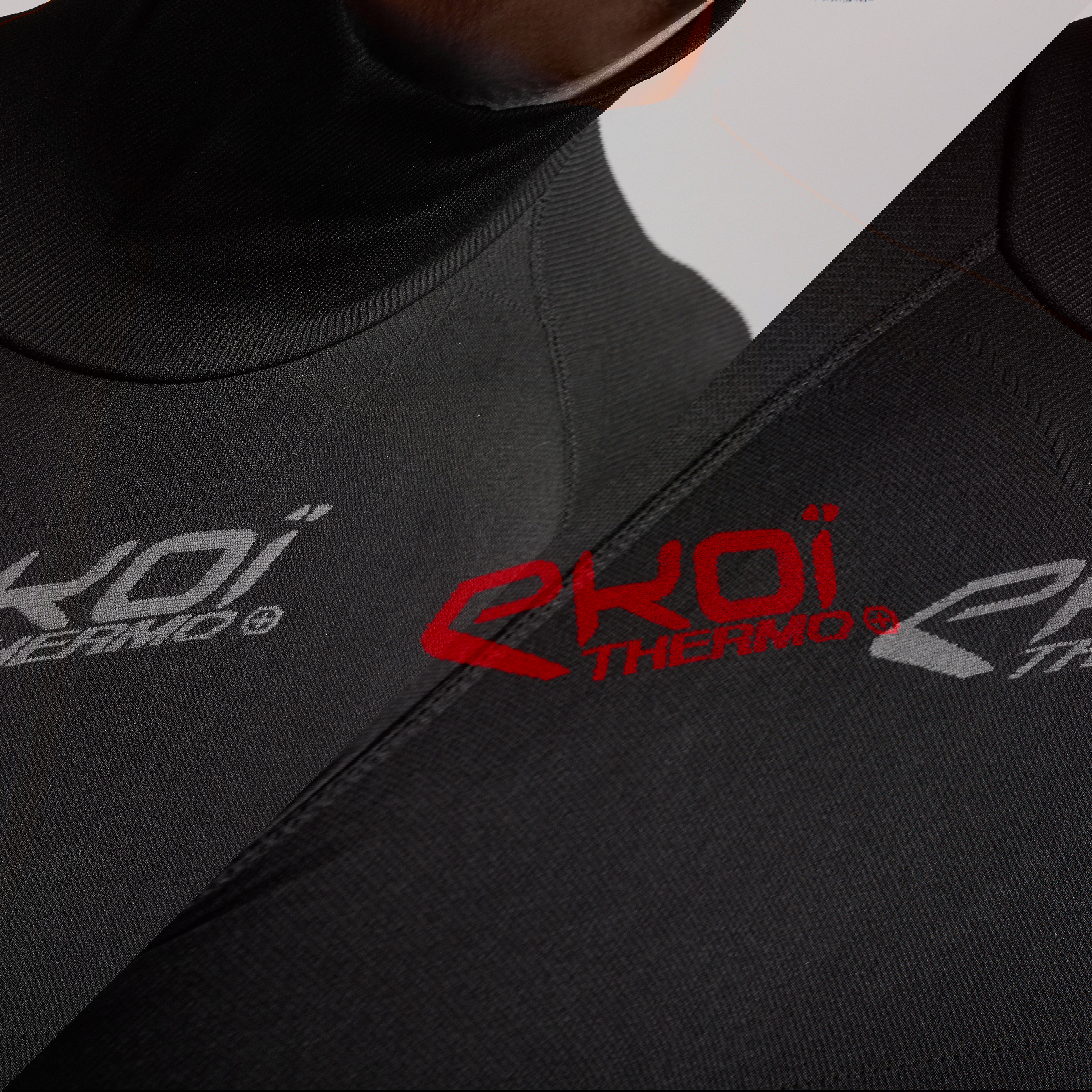 bajo-maillot-ekoi-perf-thermo-plus-cold-extrem-cuello-alto-negro.jpg