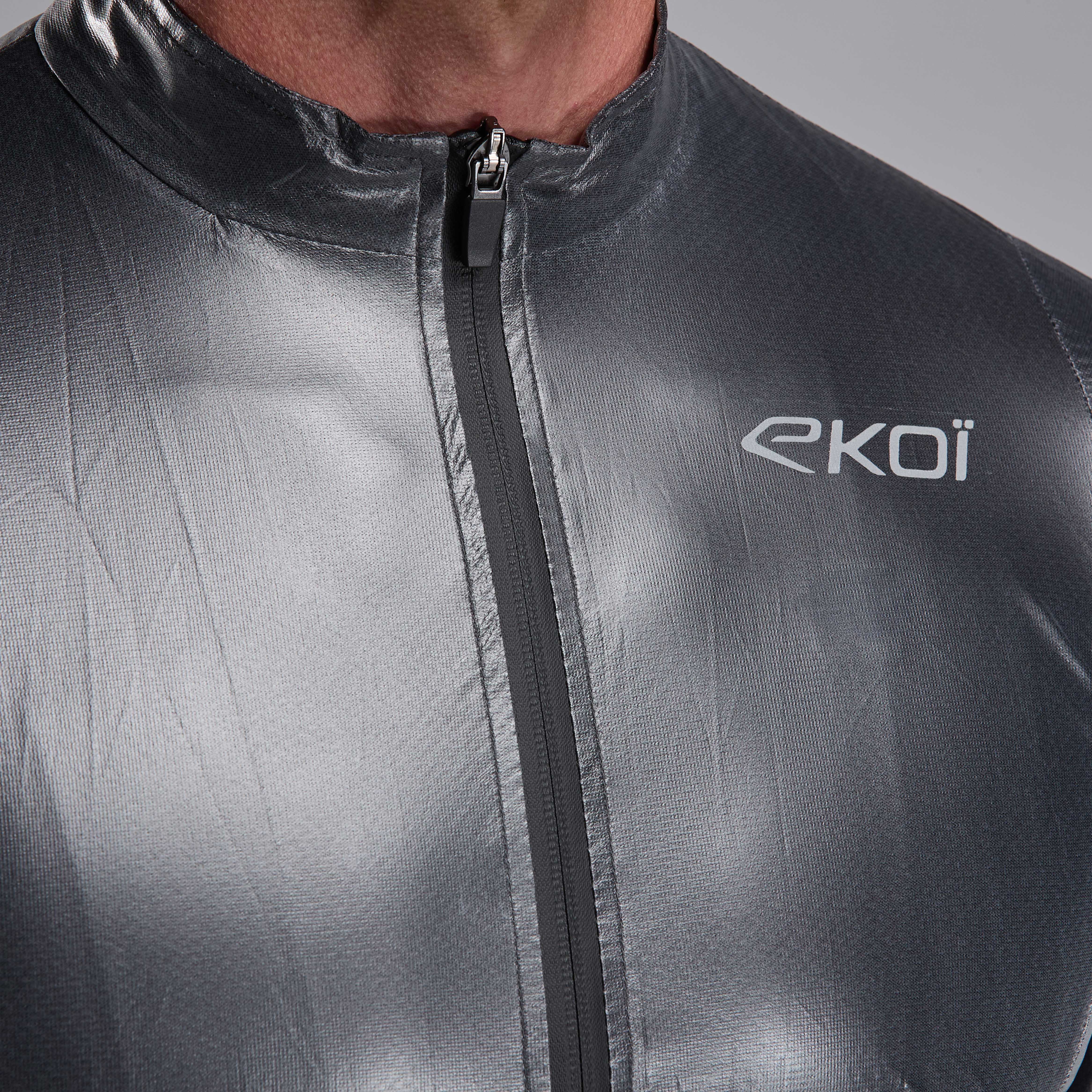 chaqueta-de-lluvia-ekoi-perf-shark-gris.jpg