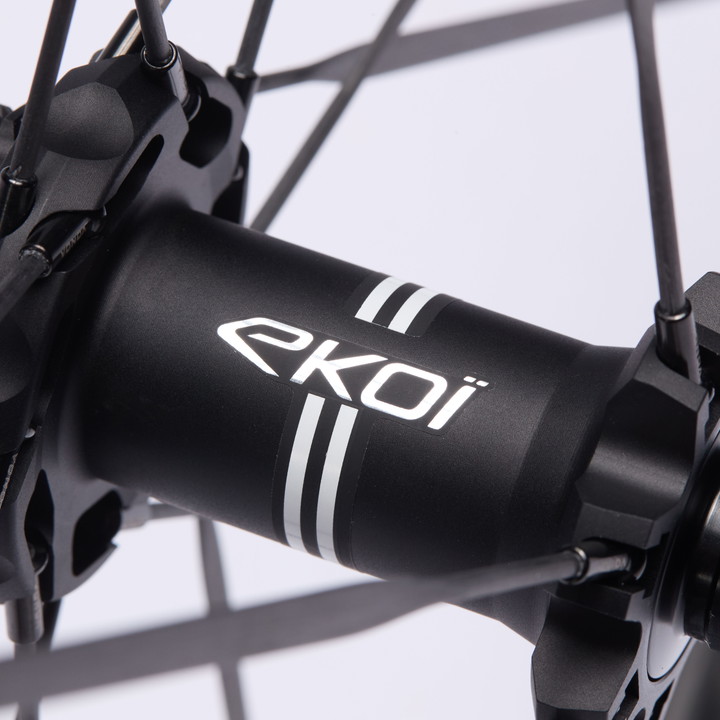 Personnalisation exclusive EKOI Roues carbone 50 mm WHITE