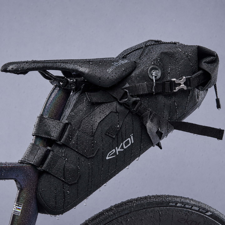 Sacoche selle EKOI Racing GRAVEL BIKEPACKING EXPLORER Noir 14L REFLECTIVE