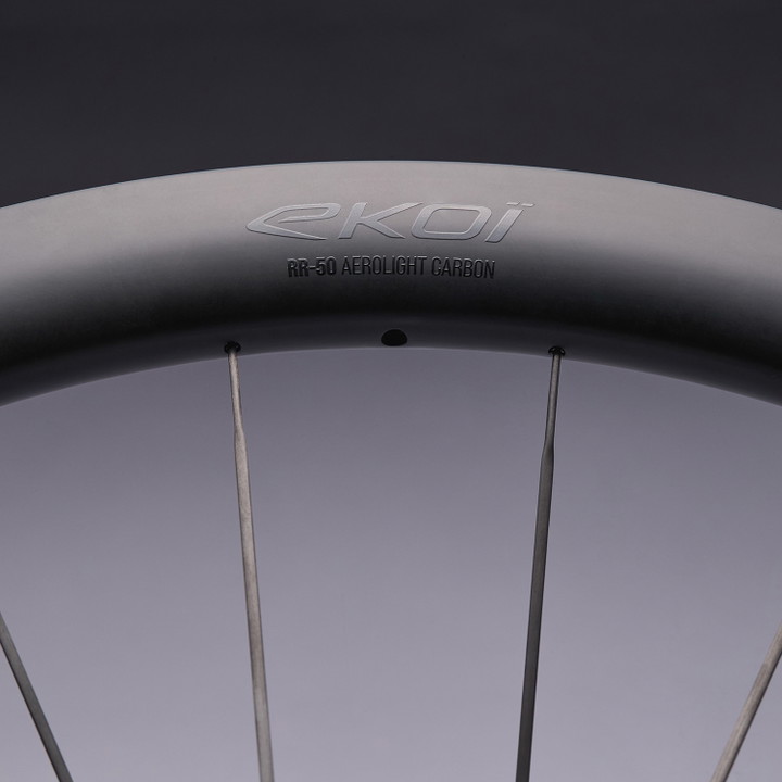 Paire de Roues EKOI RR-50 AEROLIGHT CARBON BLACK LTD moyeu gold SHIMANO